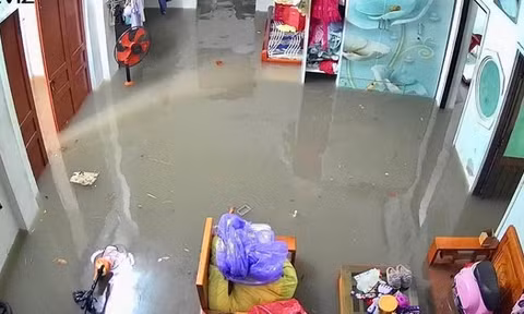 Mưa lớn trong đêm, nước dâng ngập nhà ở Bà Rịa - Vũng Tàu cũ