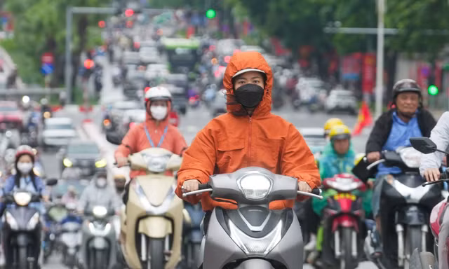 Sau kỳ nghỉ lễ, nhịp sống Hà Nội hối hả trở lại giữa tiết trời se lạnh