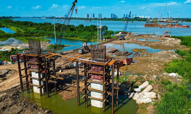 Trụ cạn cầu Ngọc Hồi vượt sông Hồng lộ diện sau nhiều tháng thi công