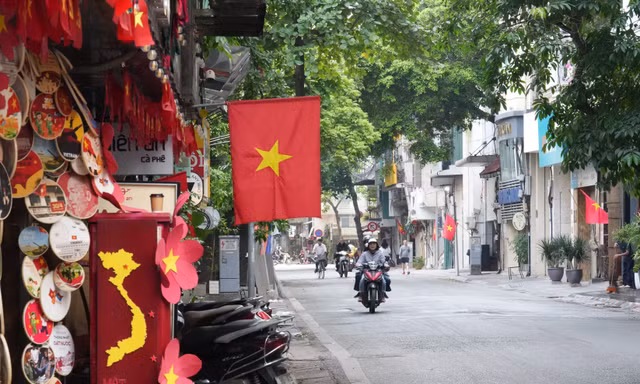 Thủ đô ngày 1/5: Phố phường thênh thang, Hà Nội yên bình hiếm thấy