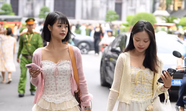 Hà Nội những ngày đẹp nhất năm: 'Mình cứ thấy như đang ở trong một bộ phim' 