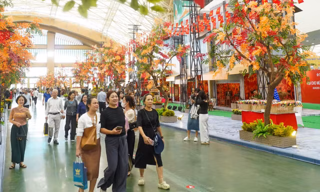 Người dân nườm nượp đổ về Hội chợ Mùa Thu tham quan, mua sắm 