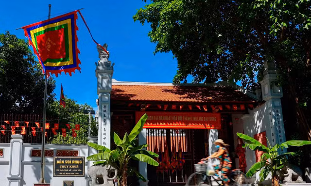 Những cổng làng cổ hàng trăm năm tuổi giữa lòng Hà Nội hiện đại