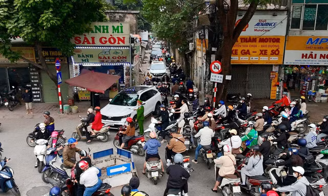 Đề xuất cấm ô tô qua 'ngõ đau khổ' tại Hà Nội do ùn tắc kéo dài