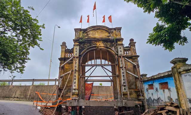 Hà Nội: Người dân góp nửa tỷ đồng nâng nguyên khối cổng cổ trăm năm