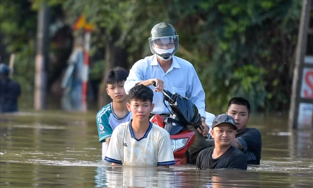 Mưu sinh giữa dòng nước ngập ở Thủ đô
