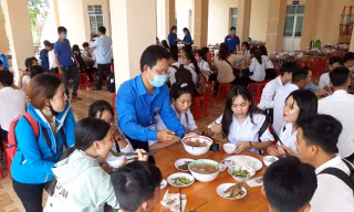 Áo xanh tình nguyện che chở thí sinh miệt U Minh Hạ
