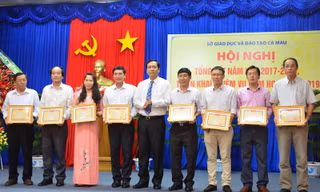Ông Trần Hồng Quân, Phó chủ tịch UBND tỉnh Cà Mau trao bằng khen cho tập thể, cá nhân có thành tích xuất sắc giáo dục- đào tạo 
