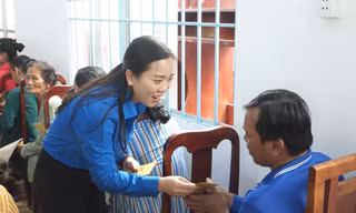 Hàng trăm phần quà Tết sẻ chia đến với người dân Sóc Trăng