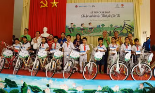 Tặng xe đạp cho học sinh nghèo vượt khó TP Cần Thơ