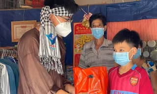Thiếu nhi vùng sâu háo hức được Chú Cuội tặng quà Trung thu