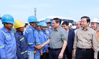 Thủ tướng thăm công nhân