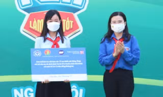 Bí thư Trung ương Đoàn trao quà tại Đồng Tháp