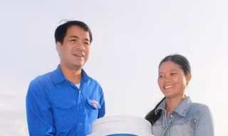 Bí thư Trung ương Đoàn tặng bình lọc nước
