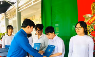 Bí thư Trung ương Đoàn tặng học bổng thiếu nhi