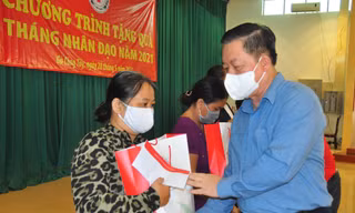 Trưởng Ban Tuyên giáo Trung ương tặng quà cho người nghèo Tiền Giang 