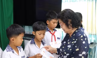 Quỹ học bổng Vừ A Dính tiếp sức trò nghèo vùng biển Bến Tre