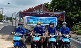 Đội tình nguyện đi chợ giúp người dân, lời hỏi thăm ấm lòng 'hôm nay nhà mình cần gì?'
