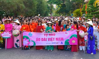 5.000 phụ nữ Đồng Tháp diện áo dài hoa sen