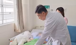 Mải xem điện thoại, bé gái 6 tuổi đứt gần lìa cẳng chân vì kẹt vào cửa thang máy 
