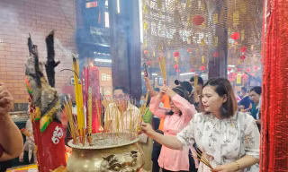 Người Cần Thơ nô nức đi lễ chùa đầu năm mới