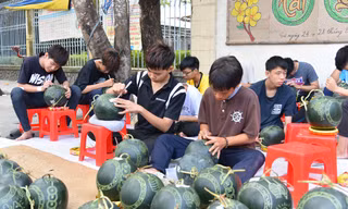 Trẻ khuyết tật khắc dưa hấu thư pháp kiếm thêm thu nhập ngày Tết