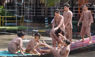 Các bạn trẻ trải nghiệm trò chơi dân gian