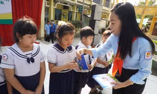 Tặng quà học sinh