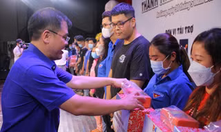 Tặng quà thanh niên công nhân