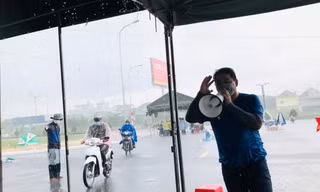Tình nguyện viên Cần Thơ dầm mưa chống dịch COVID-19