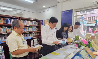 Trưng bày sách về Tổng Bí thư Nguyễn Phú Trọng 
