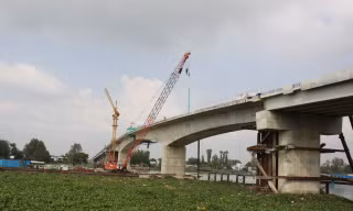 Hợp long cầu Châu Đốc bắc qua sông Hậu