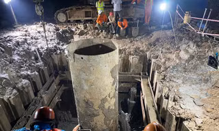 Mưa lớn gây khó cho việc đưa thi thể bé trai dưới trụ bê tông 35m lên mặt đất