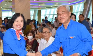cựu cán bộ đoàn vui vẻ gặp nhau