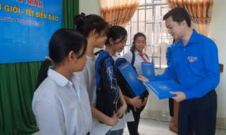 Bí thư Trung ương Đoàn thăm, chúc Tết người dân tại Đồng Tháp