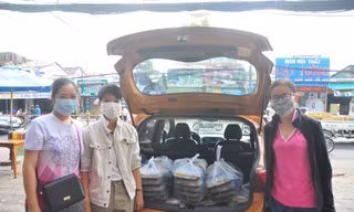 Ấm lòng những suất ăn từ bạn trẻ tiếp sức tuyến đầu chống dịch
