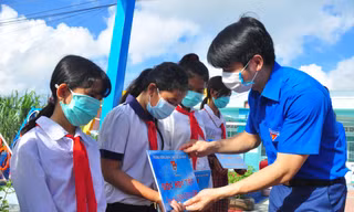 Trung ương Đoàn trao tặng an sinh xã hội gần 1 tỷ đồng tại Trà Vinh
