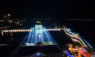 Hàng nghìn người đổ về bến Ninh Kiều xem màn nhạc nước lung linh 