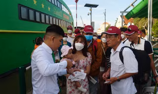Khách lên tàu