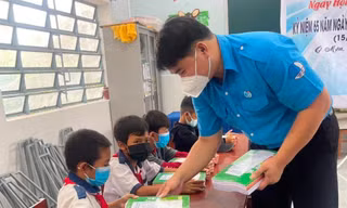 Anh Phương Tấn Đạt tặng quà cho học sinh 
