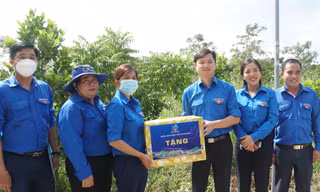Bí thư Trung ương Đoàn Nguyễn Minh Triết động viên chiến sĩ tình nguyện