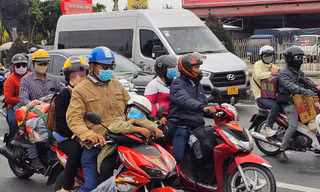 Người dân lỉnh kỉnh đồ đạc, trẻ em vật vã trên xe gắn máy về quê ăn Tết