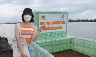 Độc đáo chiếc thuyền làm từ 2.500 chai nhựa giữa sông Hậu