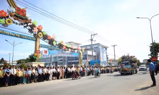 Hàng nghìn người tiễn biệt Giáo sư Võ Tòng Xuân về nơi an nghỉ cuối cùng