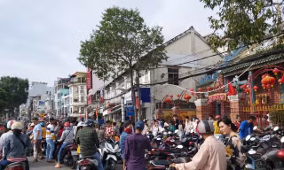 Đông nghịt người viếng chùa cầu bình an đầu năm mới ở Cần Thơ