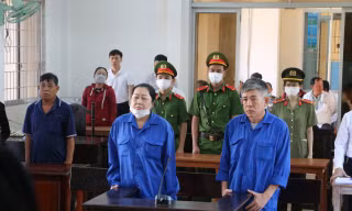 Cựu cán bộ giúp 'bà trùm' Mười Tường buôn lậu hầu toà
