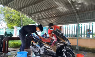 Đoàn viên thanh niên rửa xe gây quỹ mua vắc xin phòng COVID - 19 