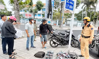 Bắt quả tang đối tượng chở hơn 4.200 quả pháo đi bán