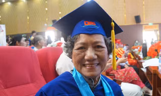 Cụ bà 75 tuổi nhận bằng tốt nghiệp đại học ngành Dược