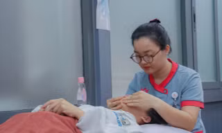 Hai bệnh nhi bị liệt mặt vì... ngủ không đúng cách
